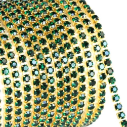008 Emerald в золотом цапе, стразовая цепочка 2,4 мм 1 м