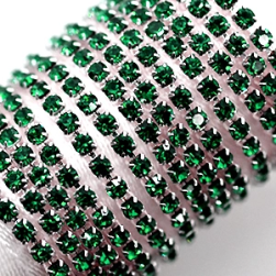 08 Emerald в серебряном цапе, стразовая цепочка 2,4 мм 1 м